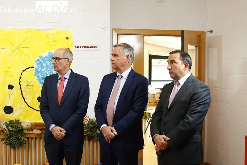 Visita del presidente de la Junta, Alfonso Fernández Mañueco, con motivo de su visita la Escuela Infantil Municipal de Carbajosa de la Sagrada. Foto de David Sañudo