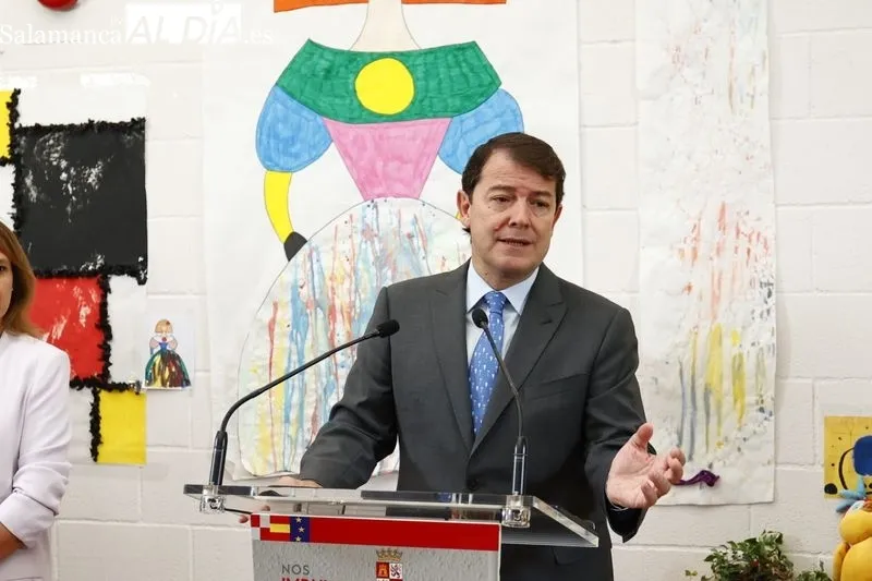 Visita del presidente de la Junta, Alfonso Fernández Mañueco, con motivo de su visita la Escuela Infantil Municipal de Carbajosa de la Sagrada. Foto de David Sañudo