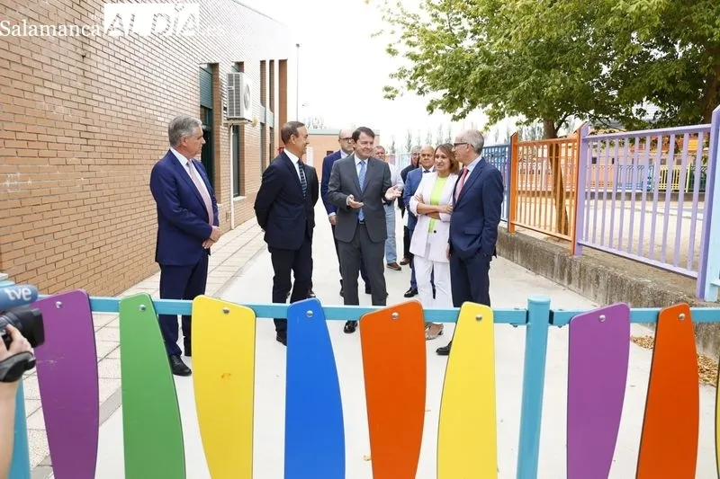 Visita del presidente de la Junta, Alfonso Fernández Mañueco, con motivo de su visita la Escuela Infantil Municipal de Carbajosa de la Sagrada. Foto de David Sañudo