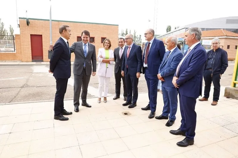 Visita del presidente de la Junta, Alfonso Fernández Mañueco, con motivo de su visita la Escuela Infantil Municipal de Carbajosa de la Sagrada. Foto de David Sañudo
