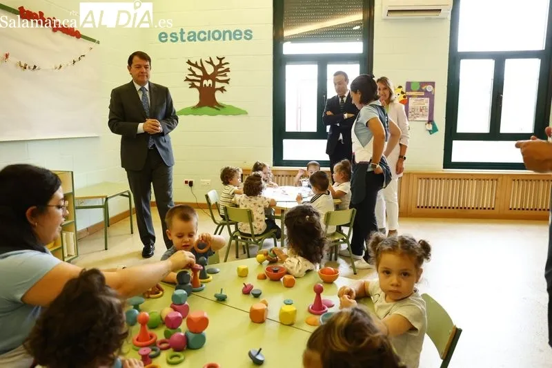 Visita del presidente de la Junta, Alfonso Fernández Mañueco, con motivo de su visita la Escuela Infantil Municipal de Carbajosa de la Sagrada. Foto de David Sañudo