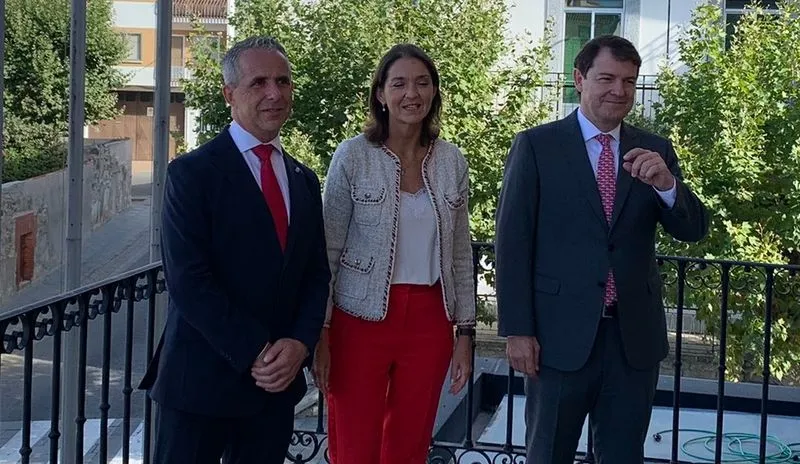 La ministra de Industria, Comercio y Turismo, Reyes Maroto, en Las Navas del Marqués (Ávila), junto al presidente de Castilla y León, Alfonso Fernández Mañueco