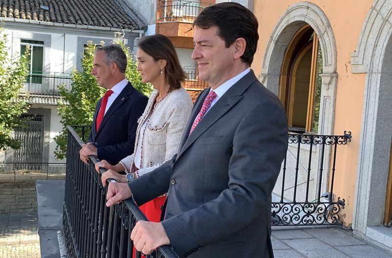 La ministra de Industria, Comercio y Turismo, Reyes Maroto, en Las Navas del Marqués (Ávila), junto al presidente de Castilla y León, Alfonso Fernández Mañueco
