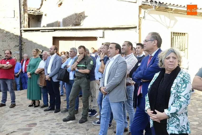 Foto 11 - Sentido homenaje de Monsagro a todos aquellos que les echaron una mano durante el incendio