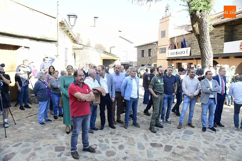Foto 7 - Sentido homenaje de Monsagro a todos aquellos que les echaron una mano durante el incendio