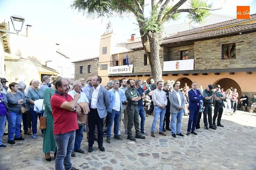 Foto 8 - Sentido homenaje de Monsagro a todos aquellos que les echaron una mano durante el incendio