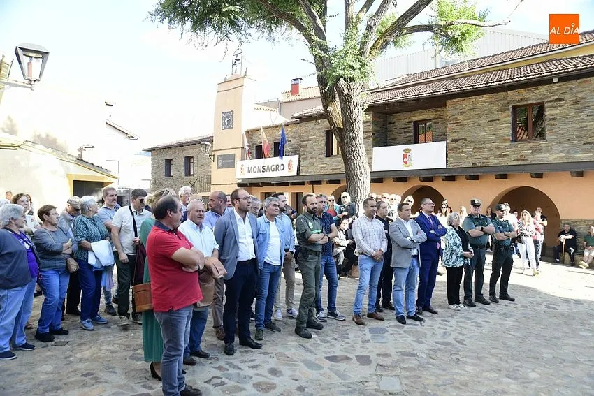Foto 9 - Sentido homenaje de Monsagro a todos aquellos que les echaron una mano durante el incendio