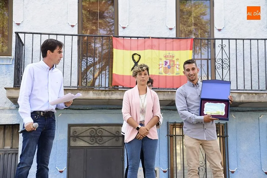Foto 10 - Sentido homenaje de Monsagro a todos aquellos que les echaron una mano durante el incendio