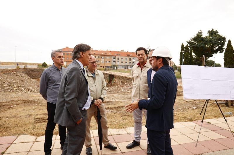 El alcalde de Salamanca, Carlos García Carbayo, visita las obras de la nueva promoción de vivienda pública de Pizarrales. Foto de David Sañudo