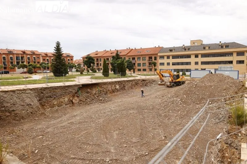El alcalde de Salamanca, Carlos García Carbayo, visita las obras de la nueva promoción de vivienda pública de Pizarrales. Foto de David Sañudo