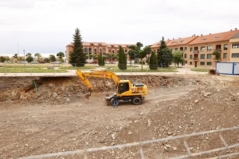 El alcalde de Salamanca, Carlos García Carbayo, visita las obras de la nueva promoción de vivienda pública de Pizarrales. Foto de David Sañudo
