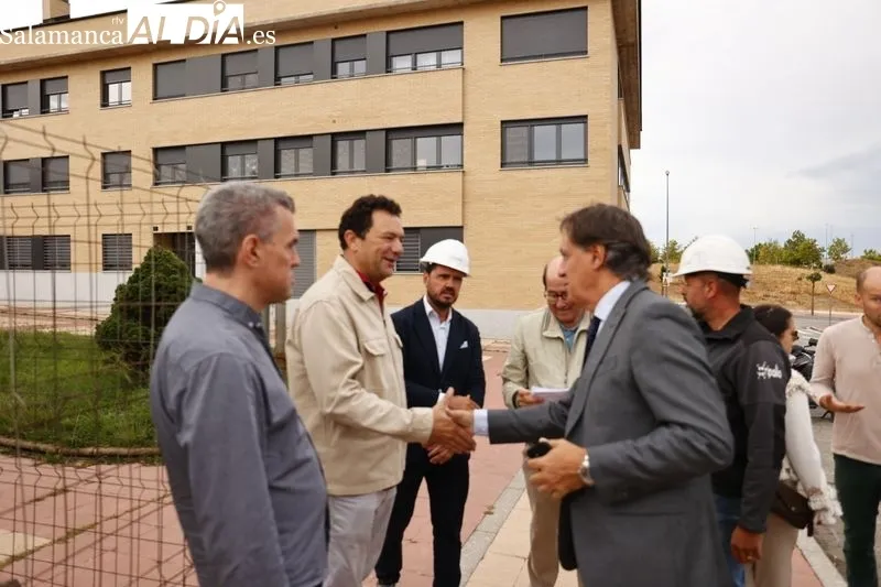 El alcalde de Salamanca, Carlos García Carbayo, visita las obras de la nueva promoción de vivienda pública de Pizarrales. Foto de David Sañudo