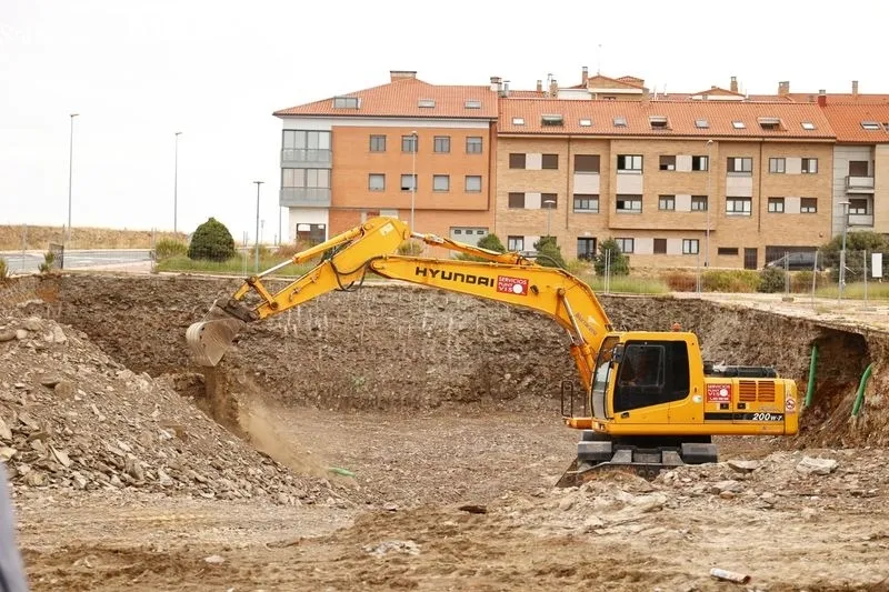 El alcalde de Salamanca, Carlos García Carbayo, visita las obras de la nueva promoción de vivienda pública de Pizarrales. Foto de David Sañudo