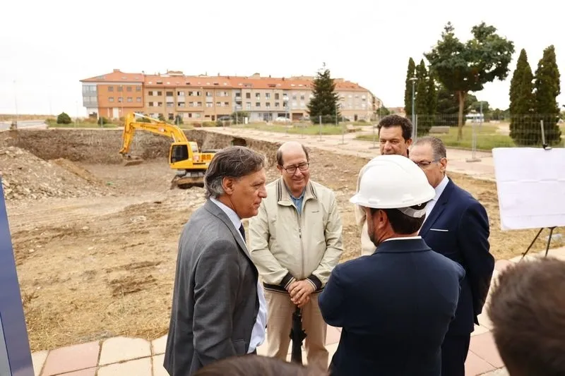 El alcalde de Salamanca, Carlos García Carbayo, visita las obras de la nueva promoción de vivienda pública de Pizarrales. Foto de David Sañudo