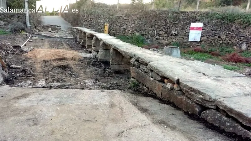 Obreros municipales colocan de piedras en el entorno de una de las puentes