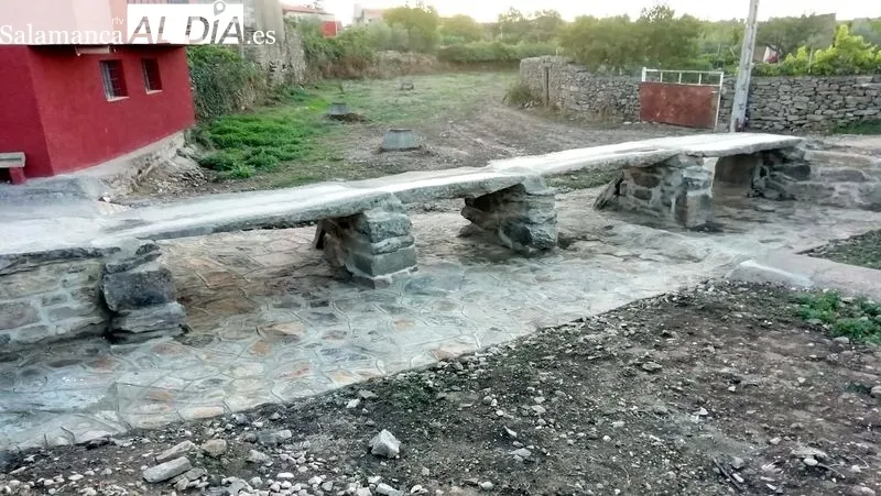 Obreros municipales colocan de piedras en el entorno de una de las puentes