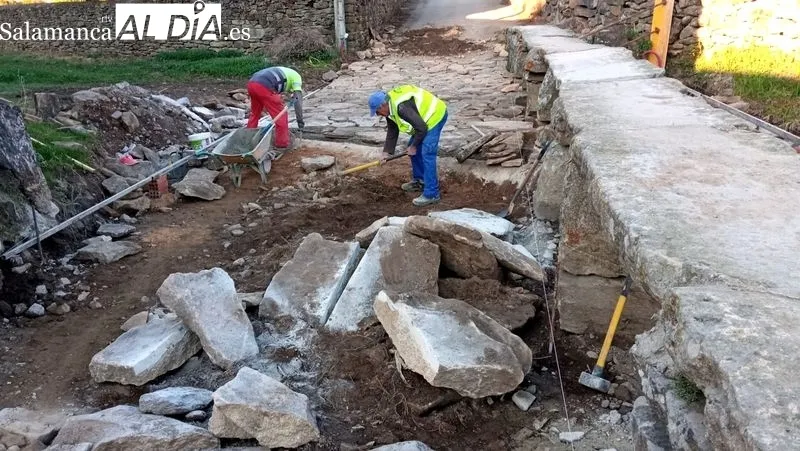 Obreros municipales colocan de piedras en el entorno de una de las puentes