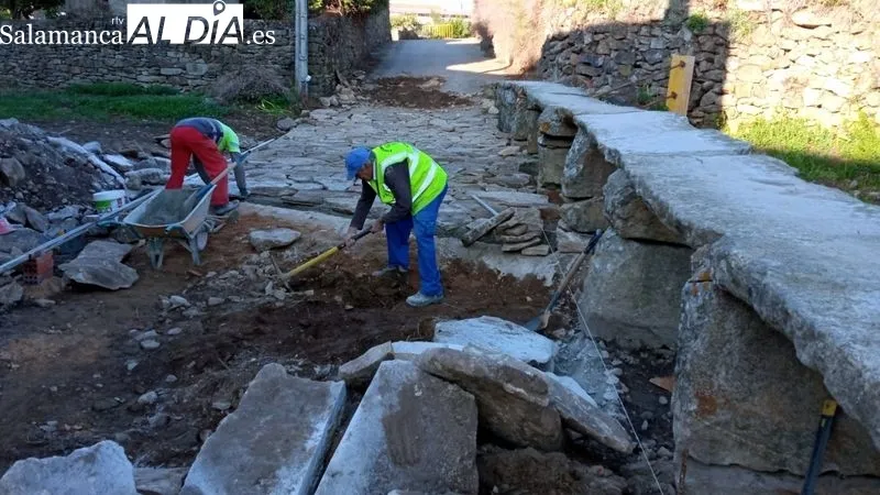 Obreros municipales colocan de piedras en el entorno de una de las puentes