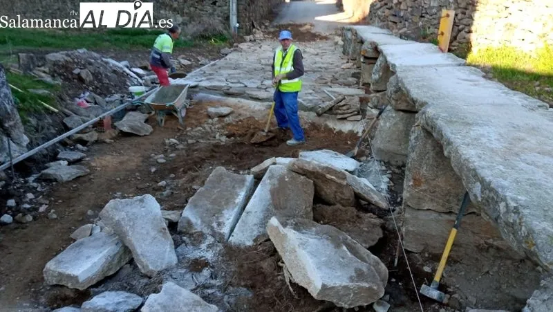 Obreros municipales colocan de piedras en el entorno de una de las puentes