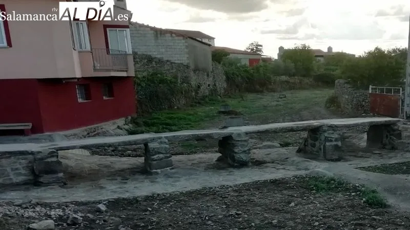 Obreros municipales colocan de piedras en el entorno de una de las puentes