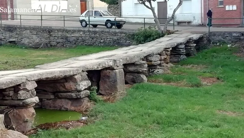 Obreros municipales colocan de piedras en el entorno de una de las puentes