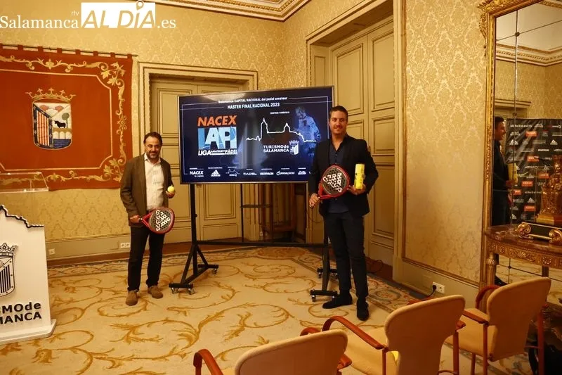 Presentación del Máster Final 2023 de la NACEX - Liga LAPI en el Ayuntamiento con el concejal de Turismo del Ayuntamiento de Salamanca, Fernando Castaño, y el director de la NACEX- Liga LAPI, Borja Alcalde