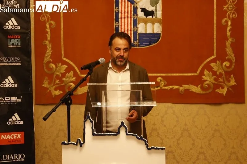 Presentación del Máster Final 2023 de la NACEX - Liga LAPI en el Ayuntamiento con el concejal de Turismo del Ayuntamiento de Salamanca, Fernando Castaño, y el director de la NACEX- Liga LAPI, Borja Alcalde