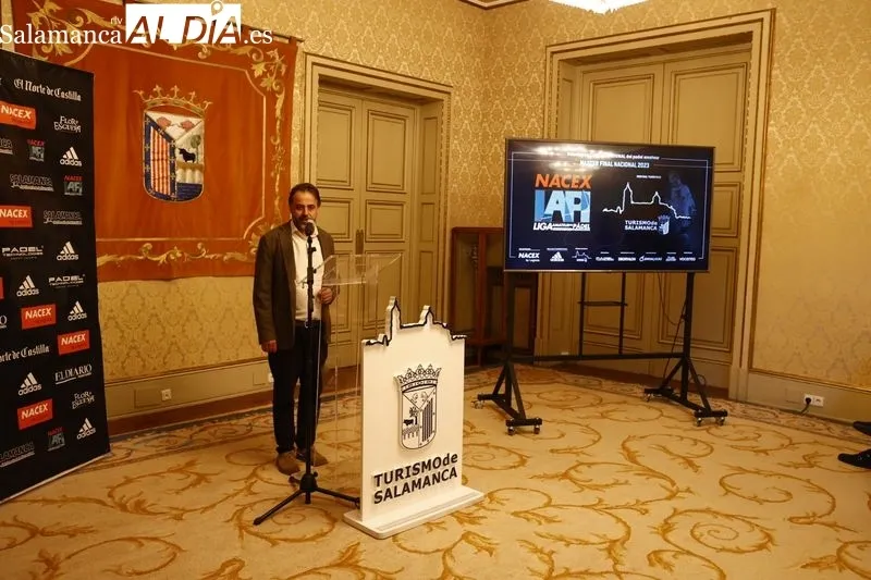 Presentación del Máster Final 2023 de la NACEX - Liga LAPI en el Ayuntamiento con el concejal de Turismo del Ayuntamiento de Salamanca, Fernando Castaño, y el director de la NACEX- Liga LAPI, Borja Alcalde