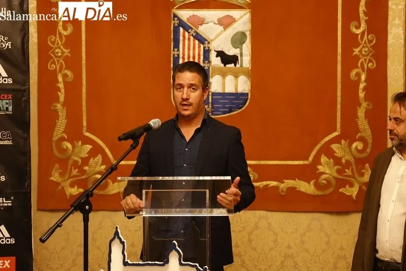 Presentación del Máster Final 2023 de la NACEX - Liga LAPI en el Ayuntamiento con el concejal de Turismo del Ayuntamiento de Salamanca, Fernando Castaño, y el director de la NACEX- Liga LAPI, Borja Alcalde