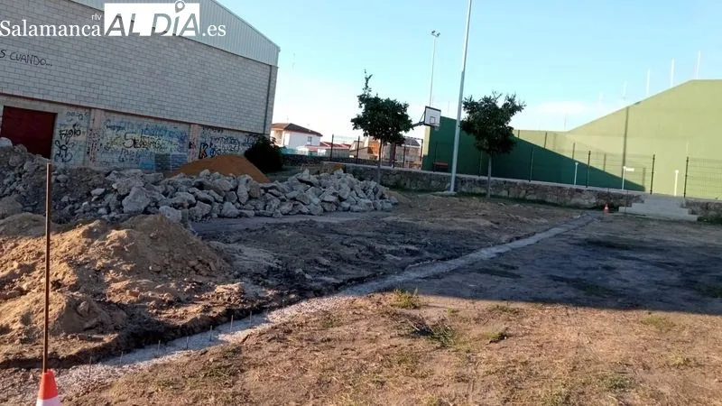 Obreros municipales colocan de piedras en el entorno de una de las puentes