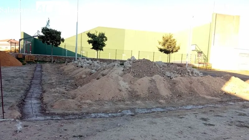 Obreros municipales colocan de piedras en el entorno de una de las puentes