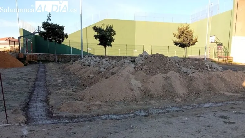 Obreros municipales colocan de piedras en el entorno de una de las puentes