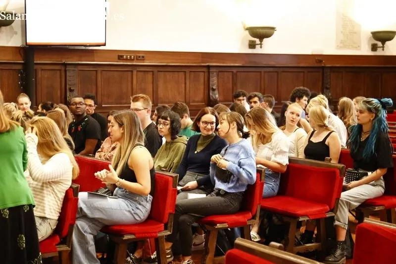 Acto en el Paraninfo para recibir a los nuevos estudiantes extranjeros Erasmus y de becas de intercambio que se incorporan a la USAL en el curso 2022-2023. Foto de David Sañudo