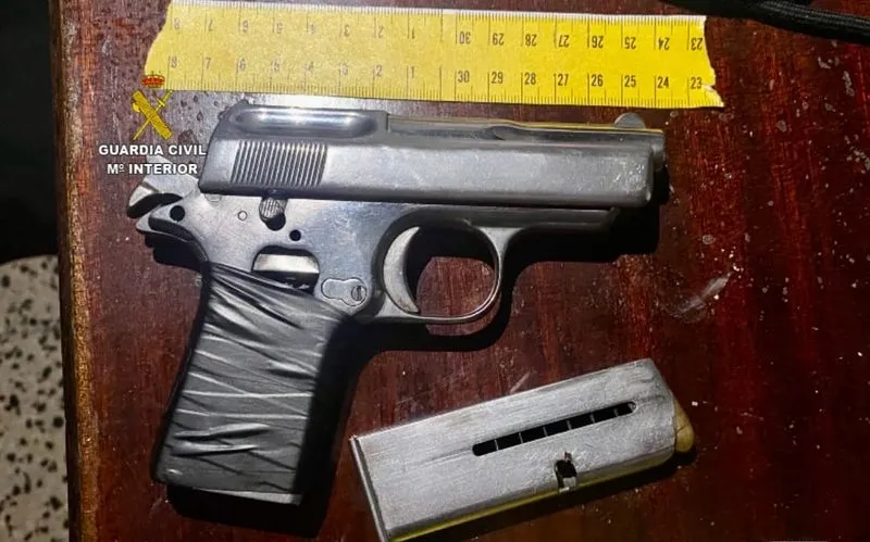 Pistola intervenida por la Guardia Civil en esta operación