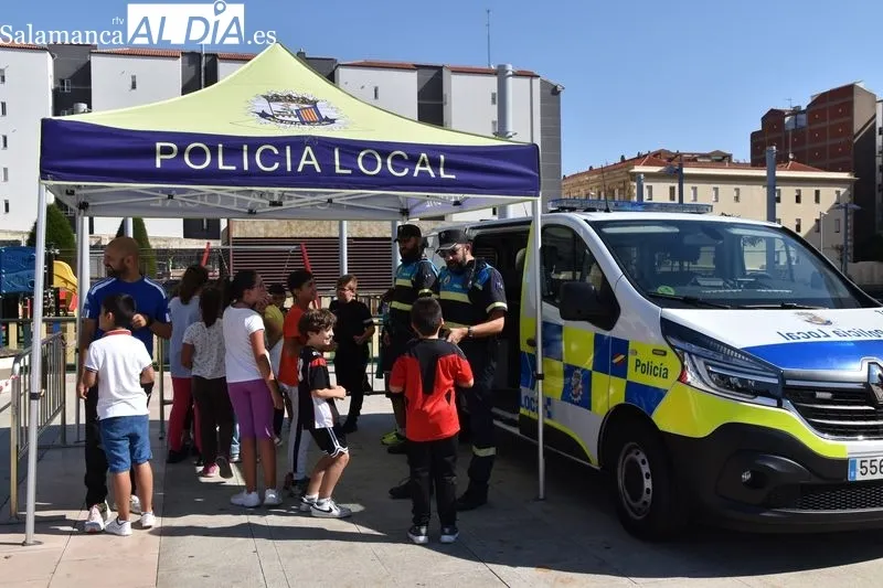 Vial Week, promovida por la Confederación de Autoescuelas de España, que se celebra en la Plaza de la Concordia, para favorecer la seguridad vial