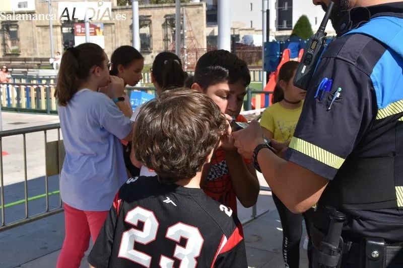 Vial Week, promovida por la Confederación de Autoescuelas de España, que se celebra en la Plaza de la Concordia, para favorecer la seguridad vial