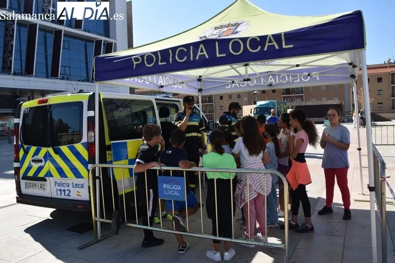 Vial Week, promovida por la Confederación de Autoescuelas de España, que se celebra en la Plaza de la Concordia, para favorecer la seguridad vial