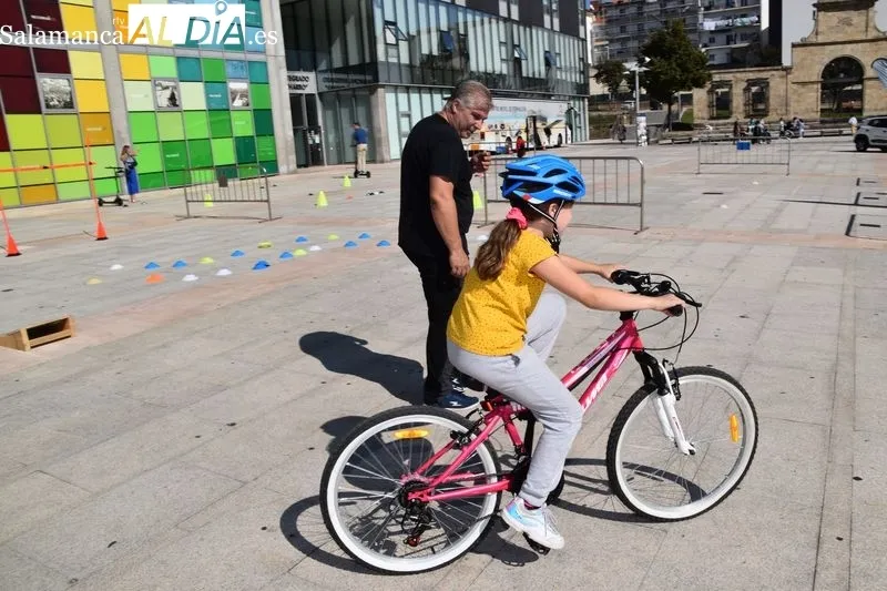 Vial Week, promovida por la Confederación de Autoescuelas de España, que se celebra en la Plaza de la Concordia, para favorecer la seguridad vial