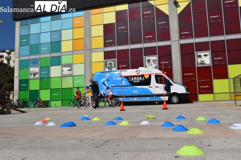 Vial Week, promovida por la Confederación de Autoescuelas de España, que se celebra en la Plaza de la Concordia, para favorecer la seguridad vial