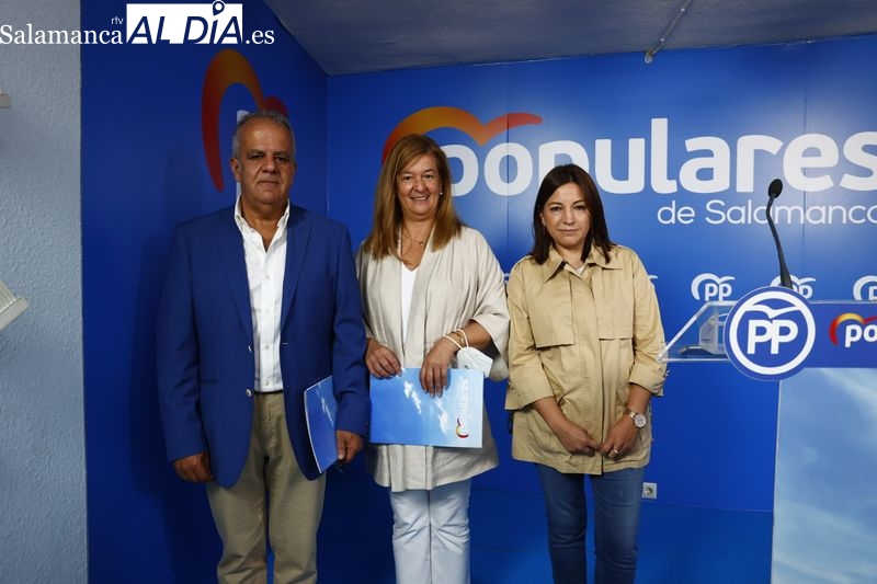 Carmen Sánchez Bellota, en el centro, junto a José María Sánchez y Rosa Esteban, procuradores del PP por Salamanca. Foto de David Sañudo