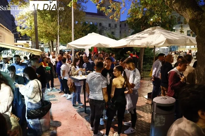 Gran ambiente en la Plaza de los Bandos para disfrutar de las casetas | Fotos: David Sañudo