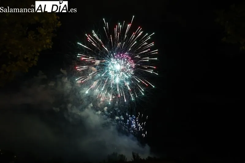 Los fuegos artificiales en los entornos de Puente Romano | Fotos: Sañudo
