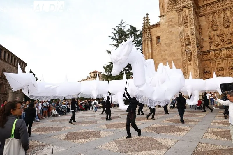 Pasacalles ‘Drakarys’  por el centro de Salamanca | Fotos: David Sañudo
