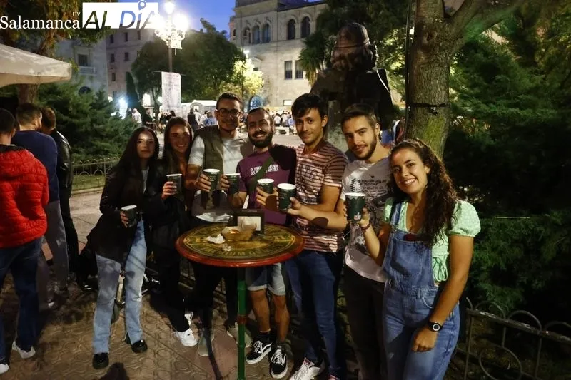 Gran ambiente en la Plaza de los Bandos para disfrutar de las casetas | Fotos: David Sañudo
