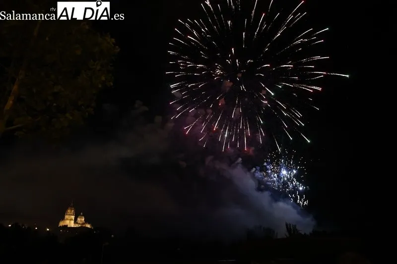Los fuegos artificiales en los entornos de Puente Romano | Fotos: Sañudo