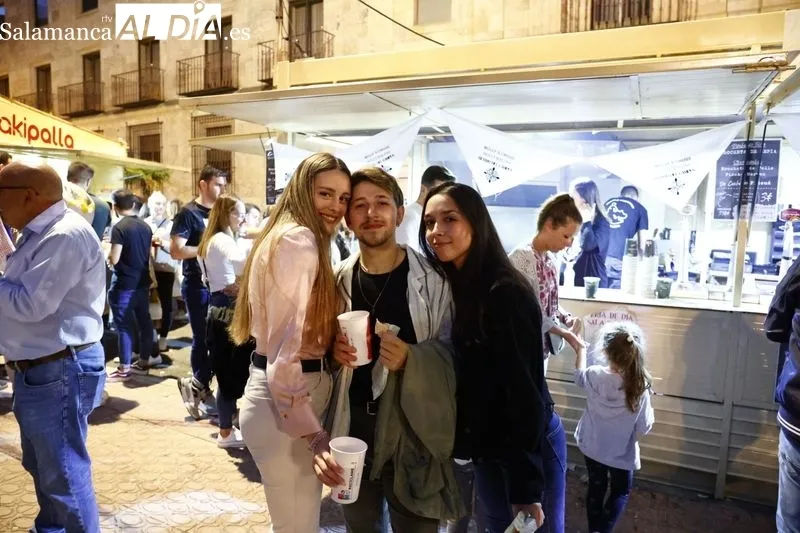 Gran ambiente en la Plaza de los Bandos para disfrutar de las casetas | Fotos: David Sañudo
