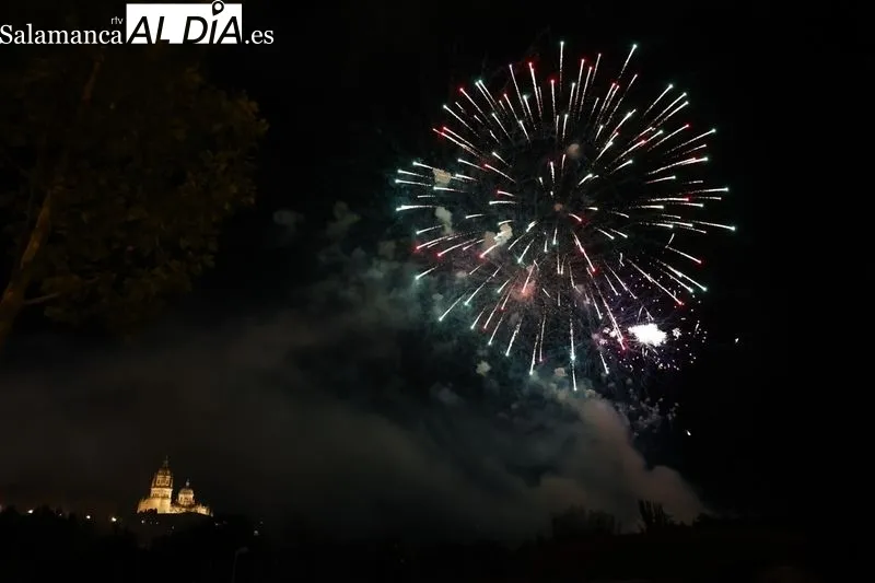 Los fuegos artificiales en los entornos de Puente Romano | Fotos: Sañudo
