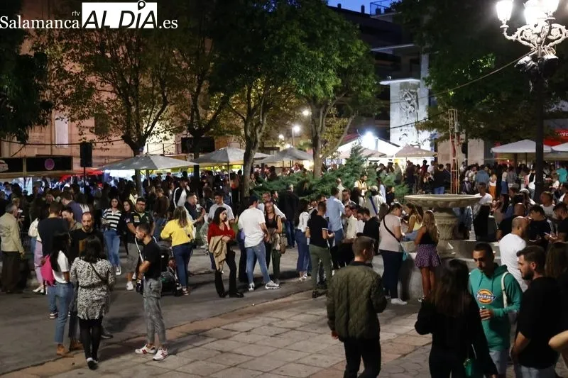 Gran ambiente en la Plaza de los Bandos para disfrutar de las casetas | Fotos: David Sañudo