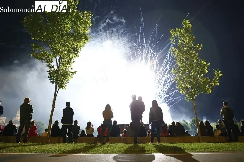 Los fuegos artificiales en los entornos de Puente Romano | Fotos: Sañudo