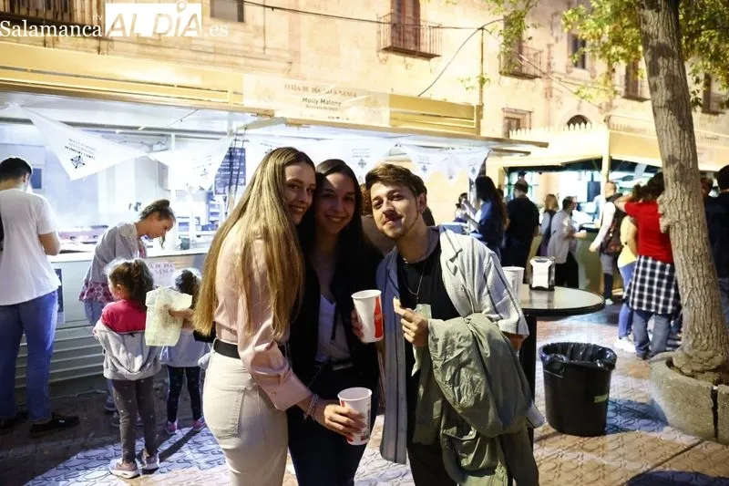 Gran ambiente en la Plaza de los Bandos para disfrutar de las casetas | Fotos: David Sañudo